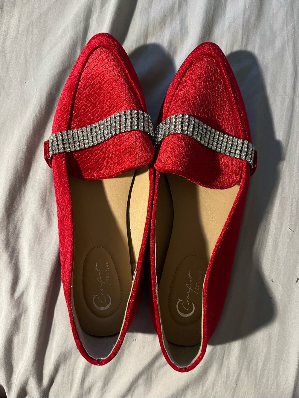 Comfort est 1946 Elegant Red Crystal-Strap Pointed Flats Old Money, Party Glam